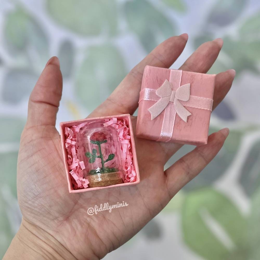 Gehäkelte Rose in einer Glaskuppel (microcrochet) Bild 4