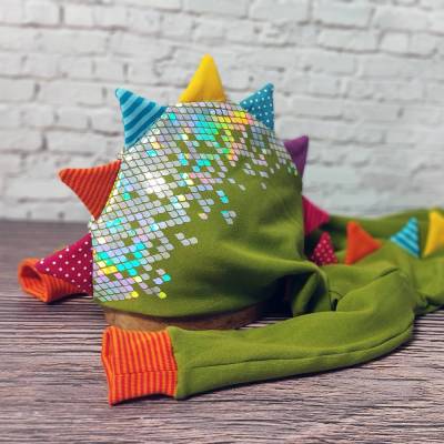 Kuschel Hoodie REGENBOGENDRACHE Heugrün, bunt gezackt - Individualisierbar | Kinder Gr. 68-134 | RÄUBERKIND