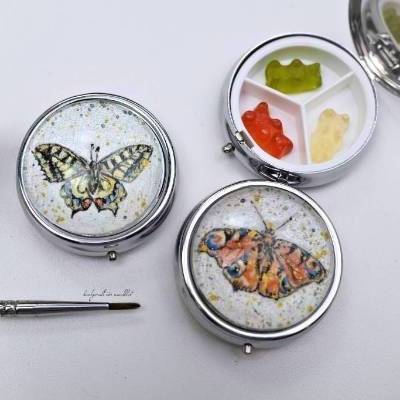 Pillendose mit Schmetterlingsmotiv Pfauenauge oder Schwalbenschwanz, handgemalt