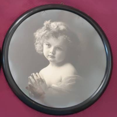 Betende Kinder im runden Rahmen „Morgengebet“ „Abendgebet“