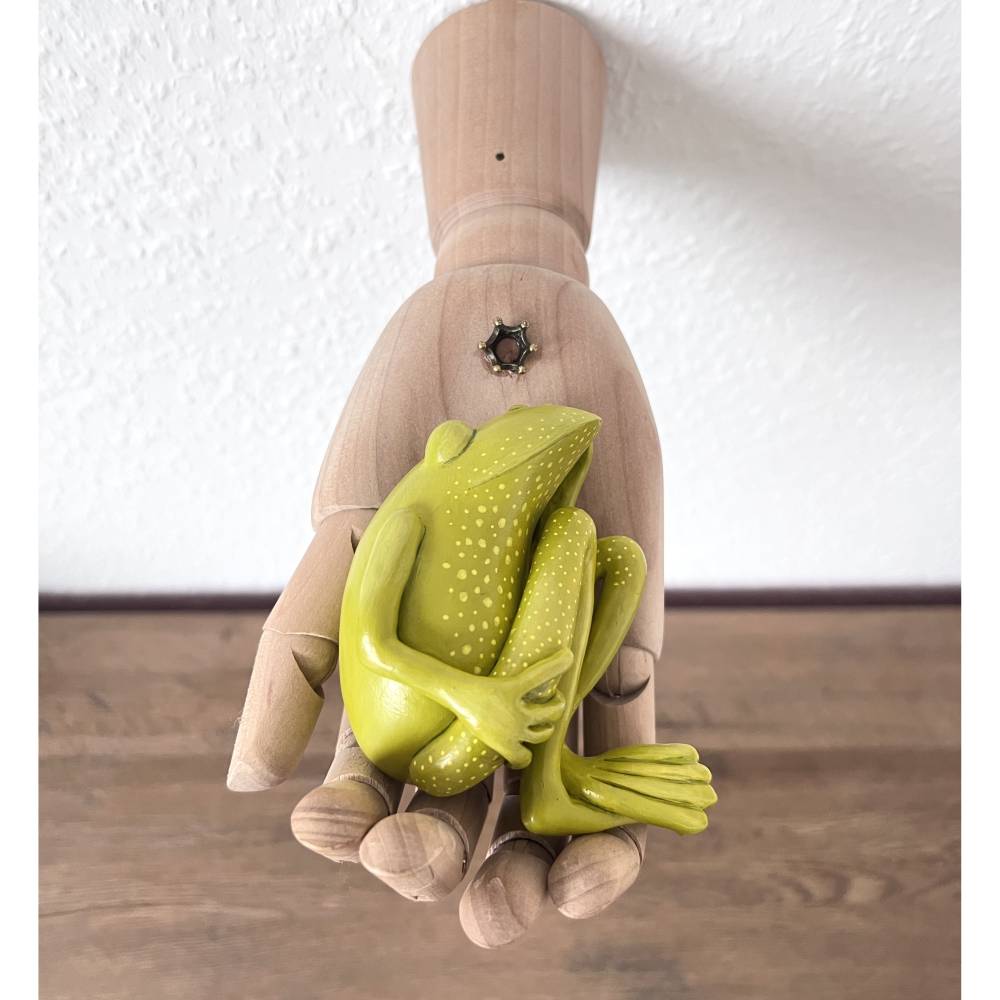 Lieber den Frosch in der Hand als die Kröte auf dem Dach, Wandobjekt, Skulptur, Froschfigur, frei modelliert Bild 1