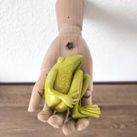 Lieber den Frosch in der Hand als die Kröte auf dem Dach, Wandobjekt, Skulptur, Froschfigur, frei modelliert