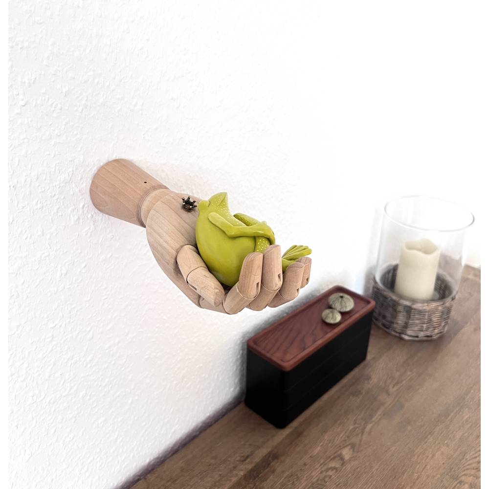 Lieber den Frosch in der Hand als die Kröte auf dem Dach, Wandobjekt, Skulptur, Froschfigur, frei modelliert Bild 2