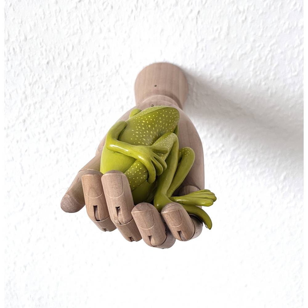 Lieber den Frosch in der Hand als die Kröte auf dem Dach, Wandobjekt, Skulptur, Froschfigur, frei modelliert Bild 3