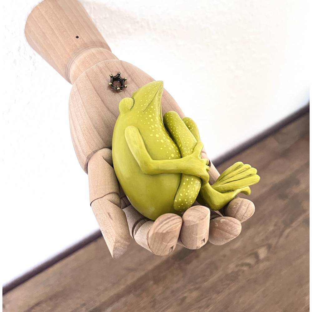 Lieber den Frosch in der Hand als die Kröte auf dem Dach, Wandobjekt, Skulptur, Froschfigur, frei modelliert Bild 5