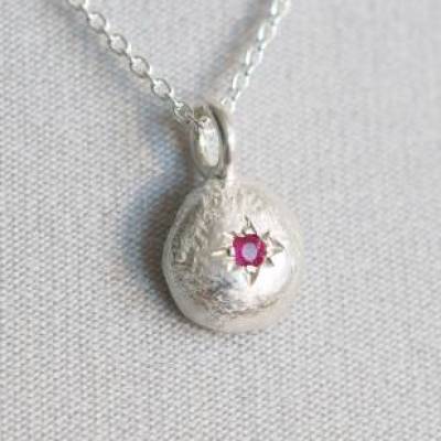 Silber Anhänger mit Rubin Sternchen Glücksstein im Nugget Stil mit Kette 45 cm Länge