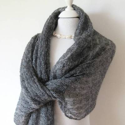 Dunkelgrau Stola mit silber-Lurex, Mohair Tuch zum Abendkleid, elegantes Tuch gestrickt, Geschenk zum Jubiläum