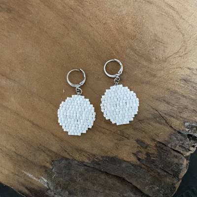 Ohrhänger Boho Ethnochic rund weiß changierend handgefertigt in meinem Atelier