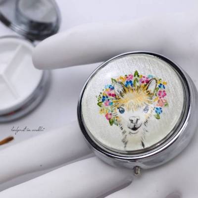Pillendose mit Alpaka  Motiv handgemalt