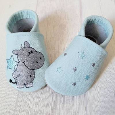 Krabbelpuschen, Lederpuschen in 18/19, Geschenk zur Geburt, Geschenk zum Kitastart, bestickt mit Nilpferd und Sternen
