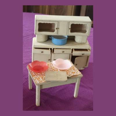 Größere shabby Puppenmöbel: Buffet und Tisch in cremeweiß plus Geschirr