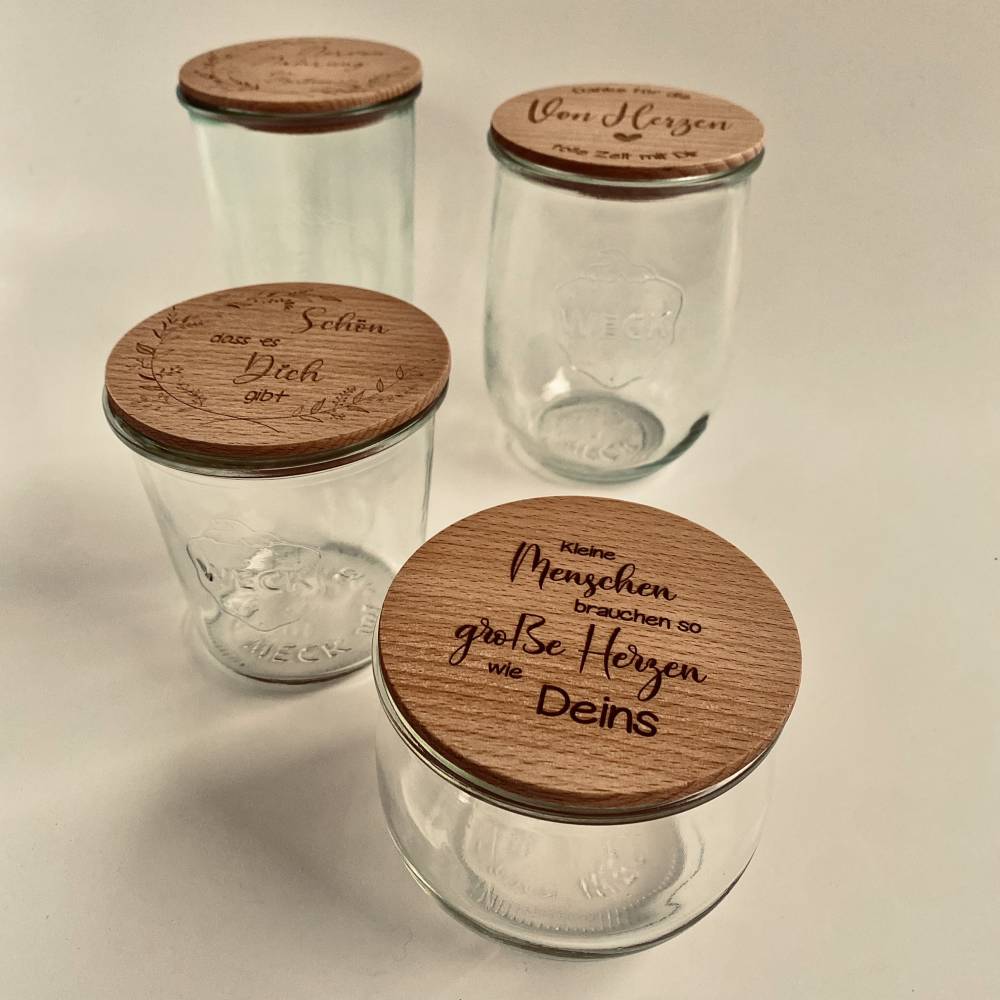Personalisiertes Glas mit Holzdeckel, gelaserter Deckel 