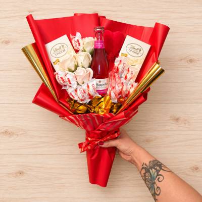 Essbarer Blumenstrauß mit Raffaello, Lindt Schokolade, Wein, Seifenrosen