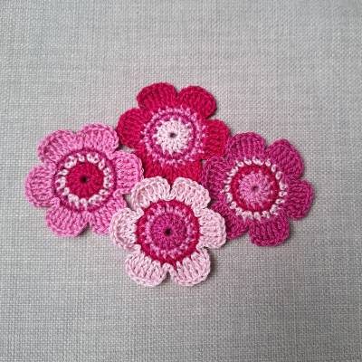 Gehäkelte Blumen in Rosa-Pink – Handgemachte Applikationen für Kleidung & DIY