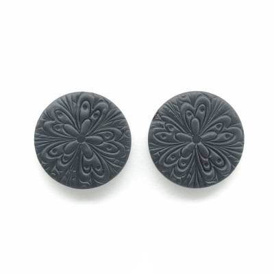Matte schwarze Ohrstecker, große schwarze Ohrstecker, schwarze Polymer-Ton-Ohrringe mit floraler Textur, minimalistische