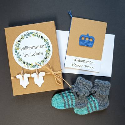 Geschenkschachtel - Willkommen im Leben - mit gestrickten Baby-Söckchen und Glückwunschkarte Krönchen mit Wunschtext