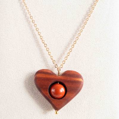 Halskette mit Herz-Anhänger aus Holz mit roter Jaspis Edelstein-Perle