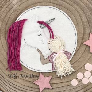 Große Einhorn-Applikation mit Mädchen