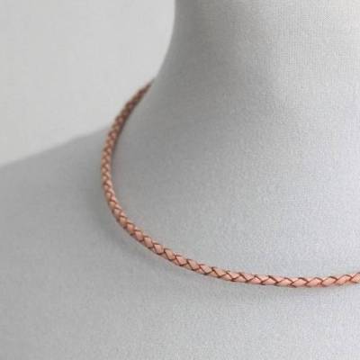 Halsschmuck aus Leder Band geflochten in rose mit Verschluss aus recyceltem Silber