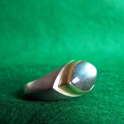 Massiver Silberring mit Labradorith-Navette in Gelbgold -Fassung
