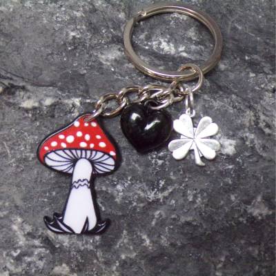 Personalisierbarer Fliegenpilz Schlüsselanhänger aus Acryl mit Glücksklee & Herz – Glücksbringer