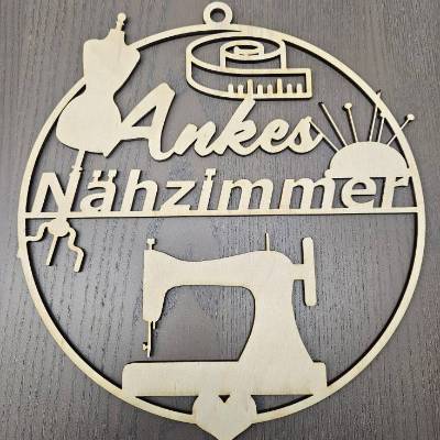 Türschild "Nähzimmer" mit Schneiderpuppe, Nadelkissen, Maßband und Nähmaschine, individualisiert