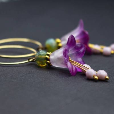 Ohrringe Blüten, Creolen, lila und weiß, olivgrün