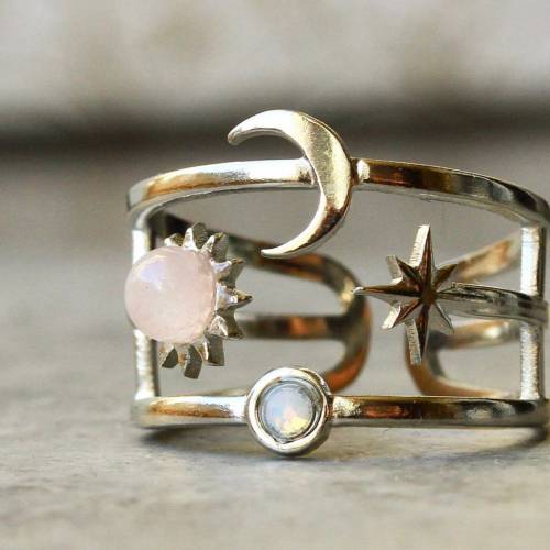 Himmlischer Ring Rosenquarz mit Sonne Mond und Sterne als Astrologie schmuck das perfekte Geschenk