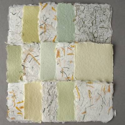 Handgeschöpftes quadratisches Papier, 15 Blatt, ca. 9x9 cm, Bastelpapier grün & ocker,  mit Pflanzenfasern & Blüten