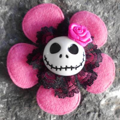 Skull Brosche mit schwarzer Spitze, pinker Rose & Totenkopf – Gothic Accessoire 6 cm