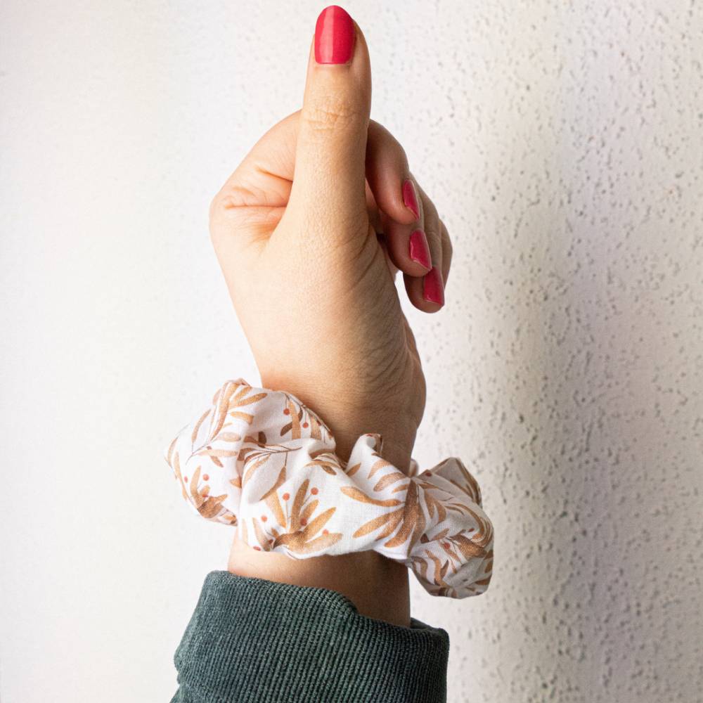 Scrunchie mit Blütenmuster Haarband Zweige - handgenähter Haargummi - Zopfgummi mit rosa Zweigen floral haar-schonend Bild 5