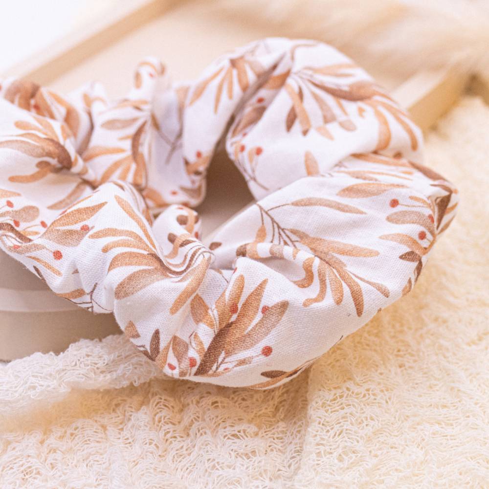 Scrunchie mit Blütenmuster Haarband Zweige - handgenähter Haargummi - Zopfgummi mit rosa Zweigen floral haar-schonend Bild 8