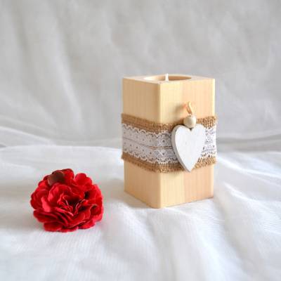 Teelichthalter aus Holz mit romantischer Dekoration