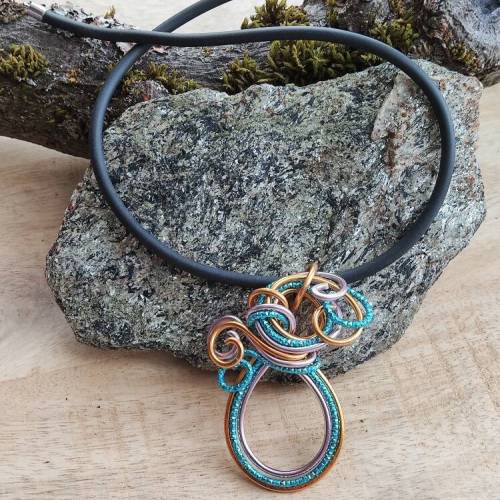 Drahtjuwel Kautschukband mit Anhänger, Drahtschmuck, Aluminium, Anhänger Paisley,Medusa,Armreif medusa