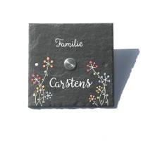 Personalisiertes Klingelschild aus Schiefer mit Blumenmotiv – Handbemaltes Türschild mit Klingeltaster