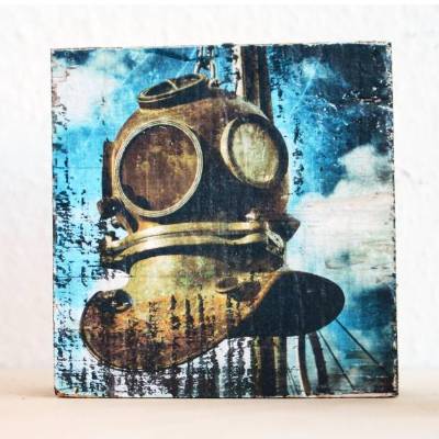 Taucherhelm antik im Hamburger Hafen Upcycling alter Holzbalken, Foto auf Holz