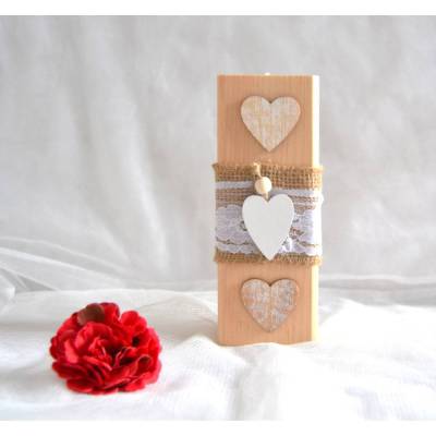 Teelichthalter aus Holz mit romantischer Herzdekoration