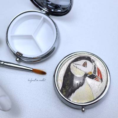 Pillendose mit Papageientaucher Motiv handgemalt