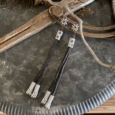 Ohrstecker Folk lang – Leichter, handgefertigter Ohrschmuck mit Lederfransen im Bohostyle