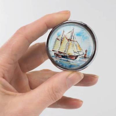 Pillendose Segelschiff vor Leuchtturm Motiv handgemalt