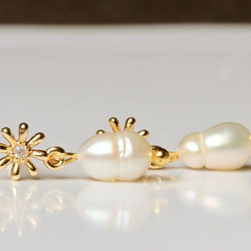 Ohrstecker Süßwasserperle Gänseblümchen vergoldet / Himmlische Ohrringe / Blüten Schmuck