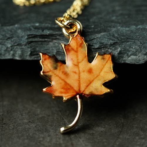 Halskette mit Anhänger Ahornblatt: vergoldete Kette mit Blatt Charm