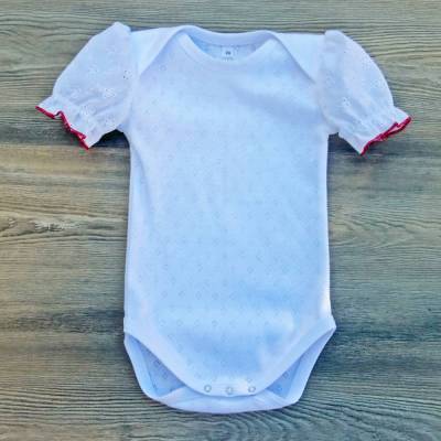Babybody im Dirndlblusenstyle, weißer Body mit Lochmuster und Puffärmeln, Gr 50, 62, 74, 86, rot, rosa, pink