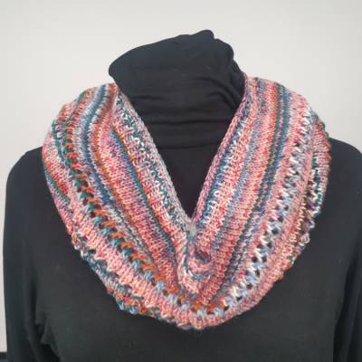 Einfacher Loop Cowl handgestrickt bunt 