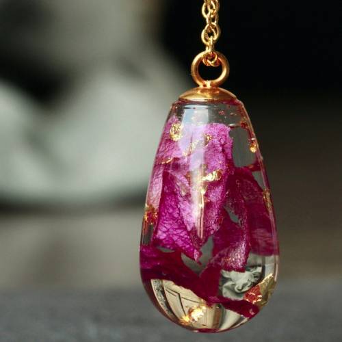 Kette Rosenblüten Blattgold romantisch Garten Terrarium im Ei in Gießharz als florales Geschenk