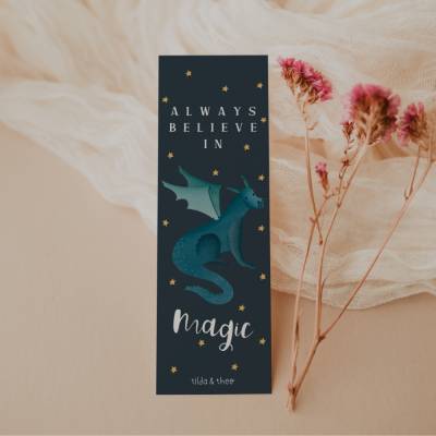 Lesezeichen Drache "Always believe in magic" - Bücherwurm Geschenk Magie Nachthimmel Drache - Geschenk für Buchf
