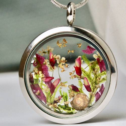 Medaillon Blüten Moos Muschel Garten Terrarium im Edelstahl Medaillon florale Landschaft als Geschenk