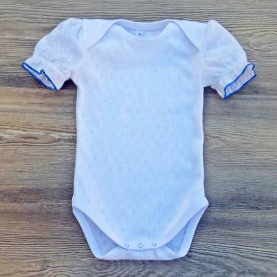 Babybody im Dirndlblusenstyle, weißer Body mit Lochmuster und Puffärmeln, Gr 50,  62, 74, 86, blau, hellblau, türkis