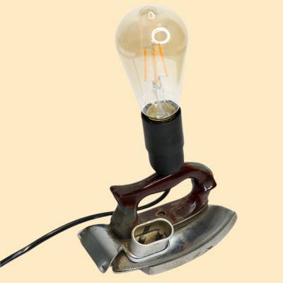 Upcycling Lampe aus altem Bügeleisen | Vintage Tischlampe für Regal, Anbauwand und Fensterbank | Shabby Chic