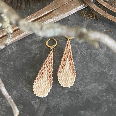 Handgefertigter Boho Ohrschmuck – Tropfenform, Messing, creme/nude, federleicht, Ethno-Chic aus meinem Atelier